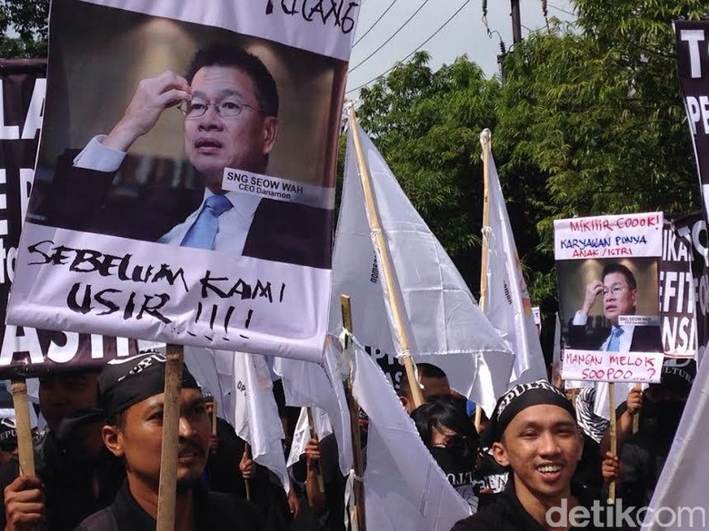 Ratusan Pegawai Bank Danamon Turun Jalan Menolak PHK Ratusan Pegawai Bank Danamon Turun Jalan Menolak PHK