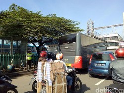 Angkot di Bandung Mogok, Mobil Brimob Bantu Angkut Penumpang