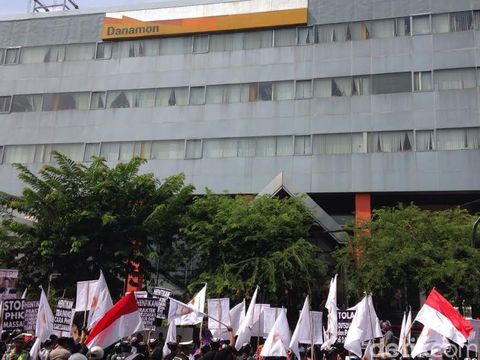 Pegawai Bank Danamon turun ke jalan tolak PHK massal