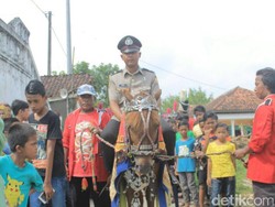 Kisah Ansori, Polisi yang Diarak Naik Kuda Bak Raja