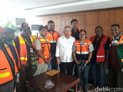Datang ke Kantor Luhut, Menteri PUPR Foto Bareng Karyawan Freeport