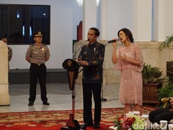 Jokowi Bagi-bagi Sepeda ke Raisa dan Musisi Indonesia di Istana