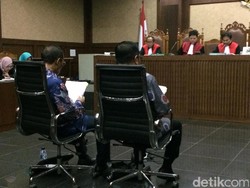 Dakwaan Dibacakan, Terdakwa e-KTP Coret-coret Berkas
