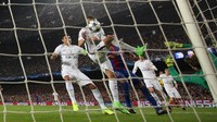 Menit 40: Gol bunuh diri Layvin Kurzawa. Skor Barcelona 2-0 PSG. Barca masih ketinggalan agregat 2-4 (Foto: REUTERS/Albert Gea).
