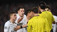 Dengan Barca sudah unggul 3-0 sampai dengan lima menit di awal babak kedua, para pemain PSG saat itu mulai merasakan tensi dan tekanan. Foto: Getty Images Sport/Laurence Griffiths