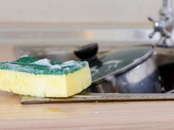 8 Cara Agar Cuci Piring Lebih Mudah dan Menyenangkan (1)