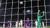 Di menit terakhir injury time, Sergi Roberto membuat Camp Nou bergemuruh dengan golnya. Reuters/Sergio Perez.