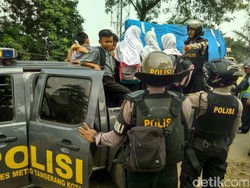 Angkot di Tangerang Mogok, Polisi Kerahkan Truk untuk Angkut Warga