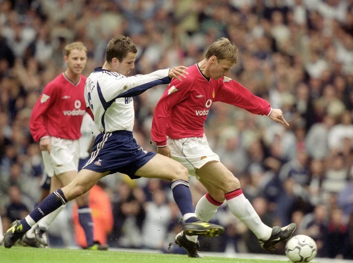 19 May 2001:  Teddy Sheringham of Manchester United tries to hold the ball up against Stephen Clemence of Tottenham Hotspur during the FA Carling Premiership match played at White Hart Lane, in London. Tottenham Hotspur won the match 3-1.  Mandatory Credit: Mike Finn-Kelcey /Allsport
