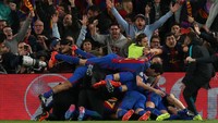 Barca menang 6-1, unggul 6-5 secara agregat dan lolos ke perempatfinal. Reuters/Albert Gea.