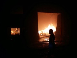 Gudang Makanan dan Minuman di Deli Serdang Sumut Terbakar