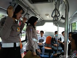 Kampanye Keselamatan Lalu Lintas, Polwan Blusukan di Bus Sekolah