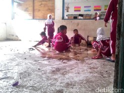 Banjir Berlalu, Siswa MI di Lamongan Bersihkan Sekolah dari Lumpur