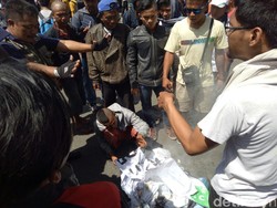 Sopir Angkot Demo di Gedung Sate Sempat Bakar Spanduk Ojek Online