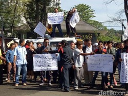 Oknum Sopir Angkot Turunkan Paksa Penumpang Bus TMB di Holis