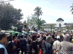 Protes Transportasi Online, Angkot Parkir di Depan Gedung Sate