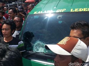 Ada Angkot Dilempar Batu, Massa Aksi Demo di Gedung Sate Memanas