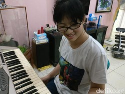 Cerita di Balik Lukisan Indah Seorang Gadis dengan Autisme