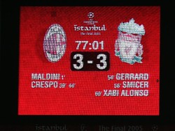 Final Liga Champions 2005 di Istanbul salah satu comeback terbail. Liverpool tertinggal 0-3 di babak pertama dari AC Milan, sebelum menyamakannya menjadi 3-3 di babak kedua. Liverpool keluar sebagai juara setelah menang adu penalti. (Foto: Clive Brunskill/Getty Images)
