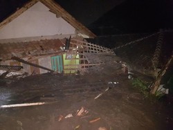 Longsor Terjang Cililin, 4 Orang Terluka dan 3 Rumah Rusak