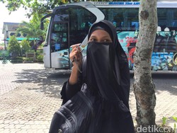 Anna Rela ke Bali demi Beri Batik ke Rombongan Raja Salman