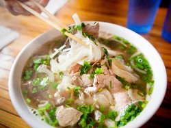 Slurp! Hangatkan Tubuh dengan Pho Enak di 5 Tempat Ini