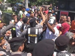 Tuntut Pembagian Kartu KIS Berunjung Ricuh, Polisi Pukul Pendemo