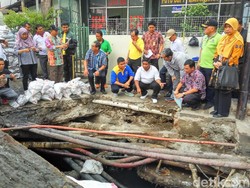 Cek Gorong-gorong, Sumarsono Kaget Lihat Kabel Semrawut