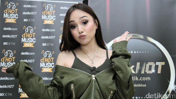 Ini Duck Face ala Angela Vero