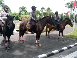 Polisi Berkuda Patroli di Sekitar Hotel Raja Salman