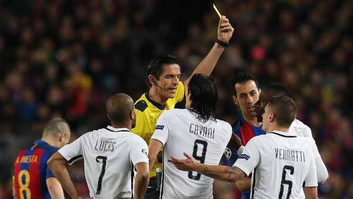 Football Soccer - Barcelona v Paris St Germain - UEFA Champions League Round of 16 Second Leg - The Nou Camp, Barcelona, Spain - 8/3/17 Paris Saint-Germains Blaise Matuidi is shown a yellow card by referee Deniz Aytekin  Reuters / Albert Gea Livepic