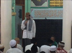 Salat Jumat Bersama Warga Johar Baru, Sandiaga Disambut Takbir