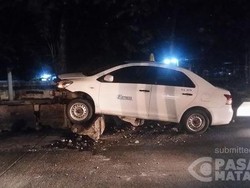 Lepas Kendali, Taksi Tabrak Separator Busway di Pondok Indah