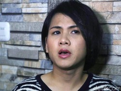 Ibunda Datang dari Jepang untuk Temani Evelyn di Sidang Perdana