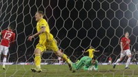 Namun, keunggulan itu hanya bertahan tidak lama setelah kickoff babak kedua karena Rosto mampu menyamakan skor berkat gol Aleksandr Bukharov di menit 53. Reuters/Maxim Shemetov.