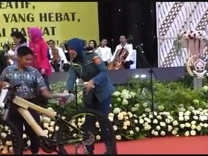 Saat Siswa SD Kegirangan Dapat Sepeda dari Istri Wapres JK Saat Siswa SD Kegirangan Dapat Sepeda dari Istri Wapres JK