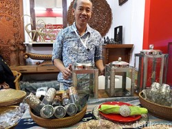 Jual Kaleng Kerupuk Rp 2,5 Juta, Pria Ini Raup Omzet Rp 30 Juta/Bulan