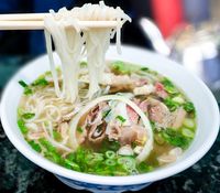 Sluurp! 5 Tempat Ini Punya Racikan Pho Berkuah Kaldu Gurih Sedap