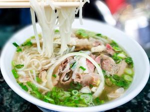 Sluurp! 5 Tempat Ini Punya Racikan Pho Berkuah Kaldu Gurih Sedap Sluurp! 5 Tempat Ini Punya Racikan Pho Berkuah Kaldu Gurih Sedap