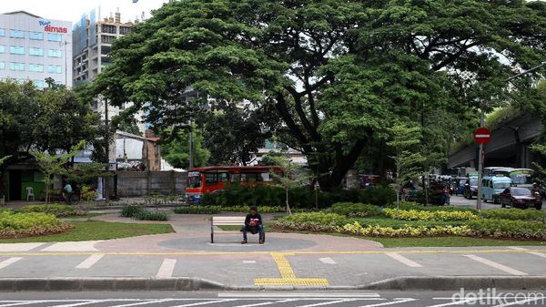 Senyaman Ini Taman di Jalur Pedestrian Tanah Abang
