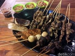 Di Sini Ada Sate Paru, Udang dan Telur Puyuh yang Enak Dicocol Sambal Pedas