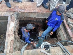 Cek Saluran Air di Jl Gatot Subroto, Soni Lihat Kerja Pasukan Biru