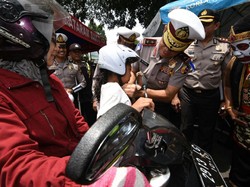 Pantau Operasi Simpatik di Jateng, Kakorlantas Bagikan Helm Gratis