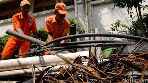 Kulit Kabel yang Sumbat Gorong-gorong di Jakarta