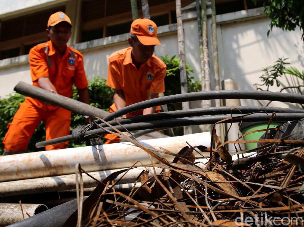 Anies Dapat Laporan Sampah Kabel di Got Balai Kota Ulah Pencuri Anies Dapat Laporan Sampah Kabel di Got Balai Kota Ulah Pencuri