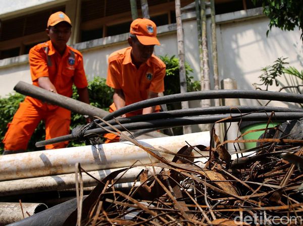 Kulit Kabel yang Sumbat Gorong-gorong di Jakarta