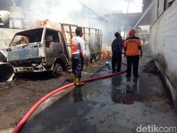 Pabrik Mebel Terbakar, Sebuah Truk Hangus dan Karyawati Luka