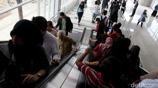 Eskalator Lengkapi Stasiun Tanah Abang