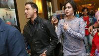 Sweet and Gentle! Genggaman Erat Hamish Daud pada Raisa