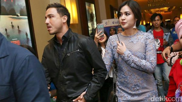 Sweet and Gentle! Genggaman Erat Hamish Daud pada Raisa